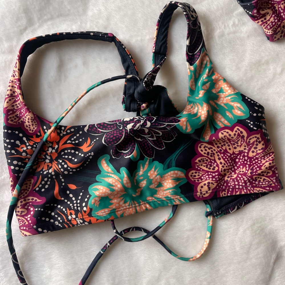 Born primitive swim top